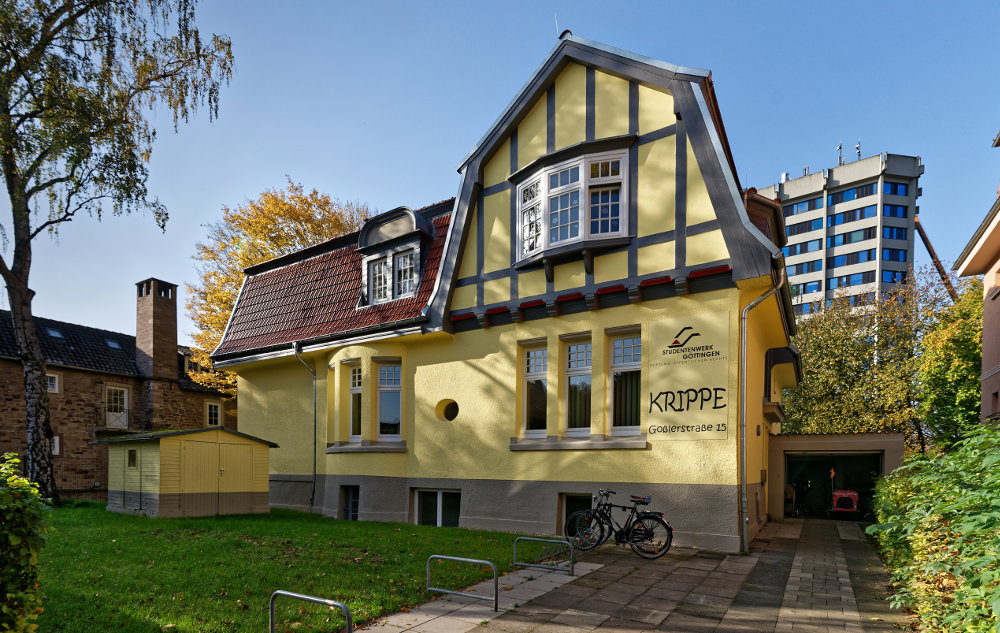Das Foto zeigt die sanierte Villa, in der die Einrichtung untergebracht ist.